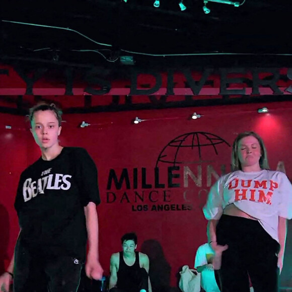 Shiloh Pitt en répétitions dans un studio de danse à Los Angeles, le 16 juin 2022.  Angelina Jolie and Brad Pittís daughter Shiloh shows off her dance moves at Los Angeles dance studio. The 16 year old can be seen dancing wit 2 fellow dancers to Doja Catís Vegas from the Elvis soundtrack 