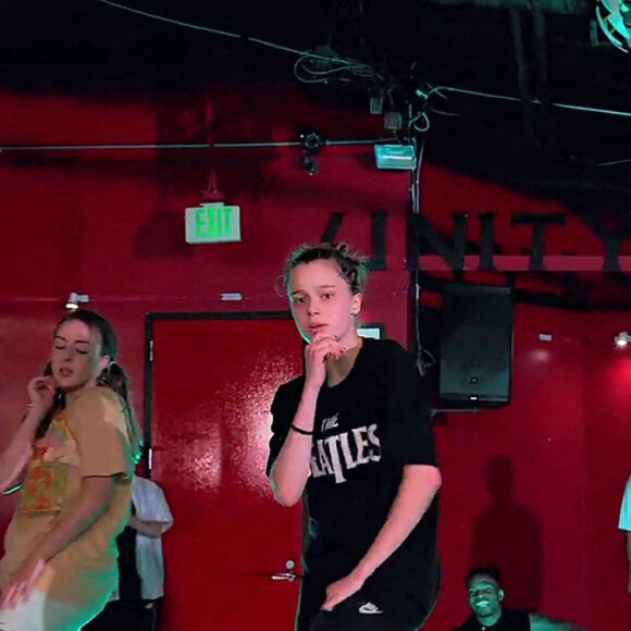 Shiloh Pitt en répétitions dans un studio de danse à Los Angeles, le 16 juin 2022.  Angelina Jolie and Brad Pittís daughter Shiloh shows off her dance moves at Los Angeles dance studio. The 16 year old can be seen dancing wit 2 fellow dancers to Doja Catís Vegas from the Elvis soundtrack 