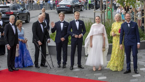 Le roi Harald V de Norvège, La reine Sonja de Norvège, Le prince Sverre Magnus de Norvège, Marius Hoelby, La princesse Ingrid Alexandra de Norvège, la princesse Mette-Marit de Norvège, Le prince Haakon de Norvège - Soirée de gala à l'occasion du 18 ème anniversaire de la princesse Ingrid Alexandra de Norvège à Oslo, le 16 juin 2022. 