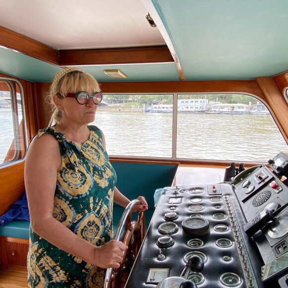 Christine Bravo à bord de son bateau.