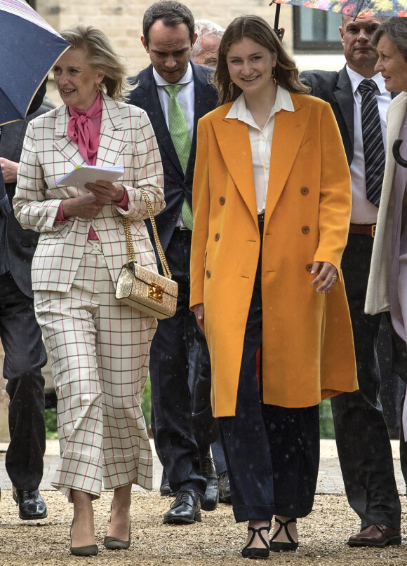La princesse Astrid et la princesse Elisabeth de Belgique, duchesse de Brabant, effectuent une mission économique à Windlesham (Royaume-Uni), le 11 mai 2022. 