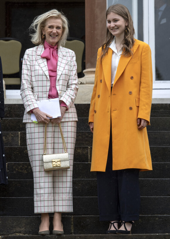 La princesse Astrid et la princesse Elisabeth de Belgique, duchesse de Brabant, effectuent une mission économique à Windlesham (Royaume-Uni), le 11 mai 2022. 