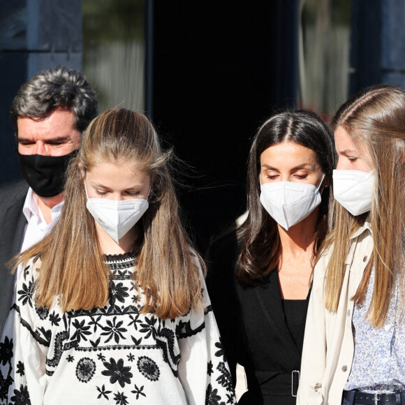 La princesse Leonor (chemisier noir et blanc), la reine Letizia d'Espagne, L'infante Sofia d'Espagne - Visite royale au centre pour réfugiés ukrainiens Creade à Pozuelo de Alarcón près de Madrid, le 16 avril 2022. 