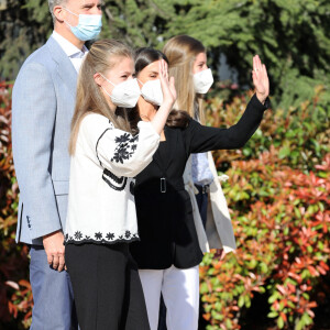 La princesse Leonor (chemisier noir et blanc), Le roi Felipe VI et la reine Letizia d'Espagne, L'infante Sofia d'Espagne - Visite royale au centre pour réfugiés ukrainiens Creade à Pozuelo de Alarcón près de Madrid, le 16 avril 2022. 