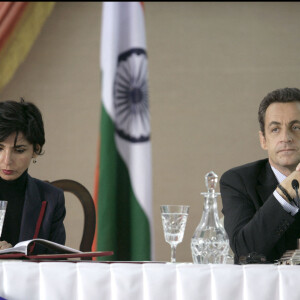 RACHIDA DATI ET NICOLAS SARKOZY - VISITE OFFICIEL DE NICOLAS SARKOZY EN INDE - ENTRETIEN ET CEREMONIE DE SIGNATURE D' ACCORDS AVEC LE PREMIER MINISTRE INDIEN MANMOHAN SINGH A HYDERABAD HOUSE  FRENCH PRESIDENT NICOLAS SARKOZY STATE VISIT IN INDIA - NICOLAS SARKOZY MEETS MANMOHAN SINGH, INDIA PRIME MINISTER AT HYDERABAD HOUSE 