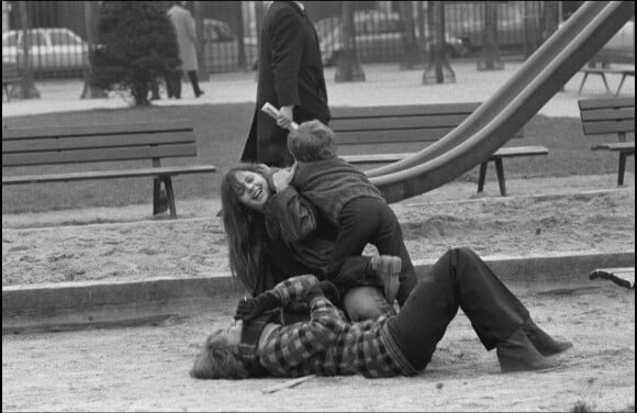 Nadine Trintignant et ses enfants Marie et Vincent en 1980. 