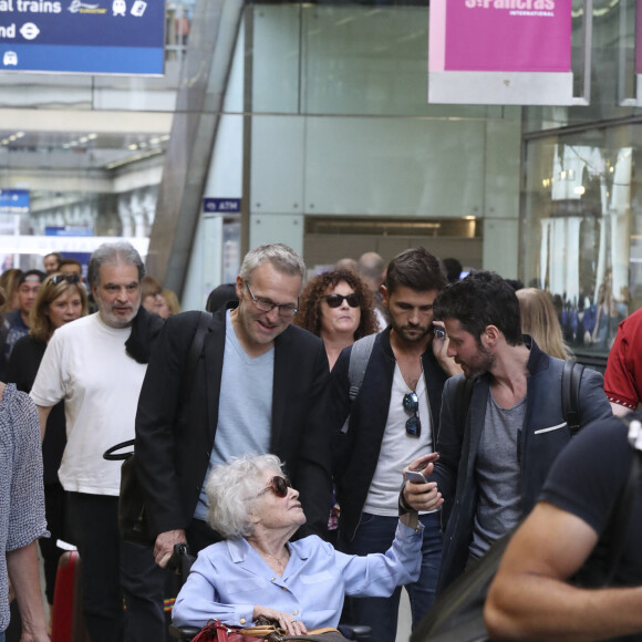 Exclusif - Raphaël Mezrahi, Laurent Ruquier, Claude Sarraute, Valérie Mairesse, Christophe Beaugrand et Anthony Bloch (assistant de L .Ruquier) - La bande à Ruquier arrive à la gare de St-Pancras à Londres pour fêter les 90 ans de C. Sarraute - Londres le 23 juin 2017