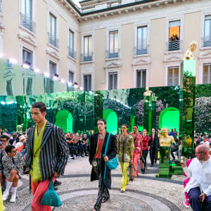 Aurélien Enthoven (fils de C. Bruni - chemise rouge et noire) - Défilé Versace "Collection Prêt-à-Porter Homme Printemps/Eté 2023" lors de la Fashion Week de Milan (MLFW), le 18 juin 2022. 