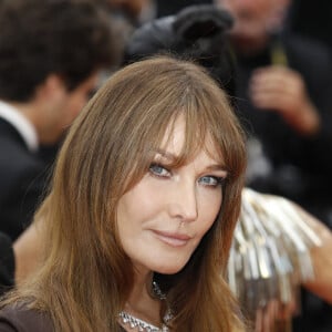 Carla Bruni à la montée des marches du film "Les Amandiers (Forever Young)" lors du 75ème Festival International du Film de Cannes, le 22 mai 2022. © imageSPACE via Zuma Press/Bestimage 