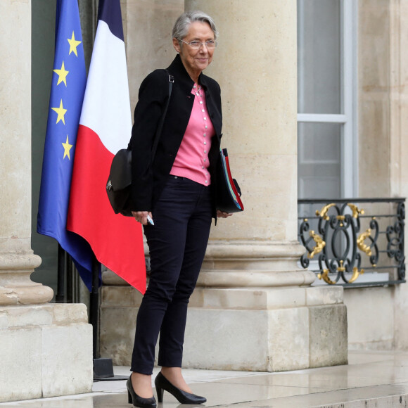 Elisabeth Borne, premiere iminnistre à la sortie du conseil des ministres au palais de l'Elysée, Paris, le 8 juinb 2022. © Stéphane Lemouton / Bestimage