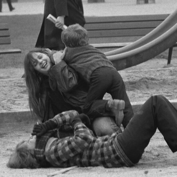 Nadine Trintignant et ses enfants Marie et Vincent en 1980.