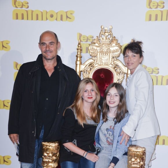 Bernard Campan avec sa femme Anne et ses filles Loan et Nina - Avant première du film "Les Minions" au Grand Rex à Paris le 23 juin 2015