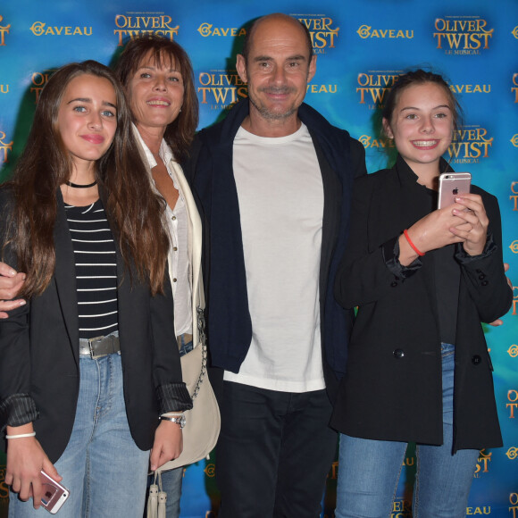 Bernard Campan, sa femme Anne Campan et leurs filles Nina Campan et Loan Campan - Première de la comedie musicale "Oliver Twist la Musicale" à la salle Gaveau à Paris, France, le 26 septembre 2016. © Giancarlo Gorassini/Bestimage