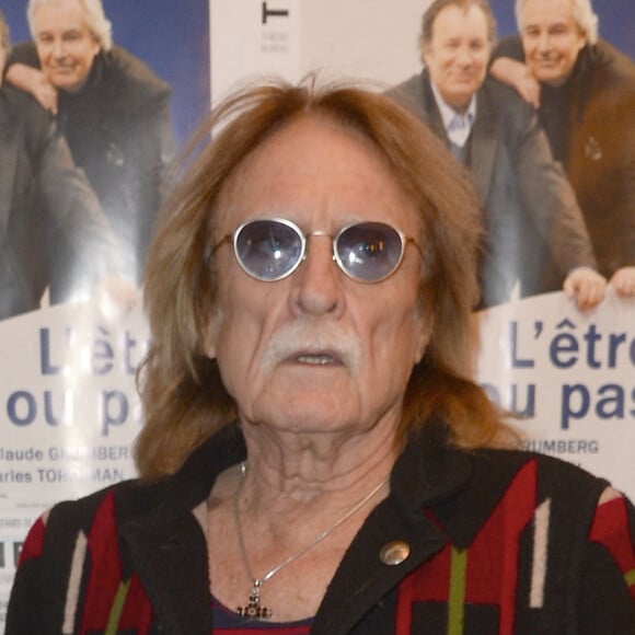 Le chanteur Christophe (Daniel Bevilacqua) - Photocall de la générale de la pièce "L'être ou pas" au Théâtre Antoine à Paris le 21 mars 2016. © Coadic Guirec/Bestimage