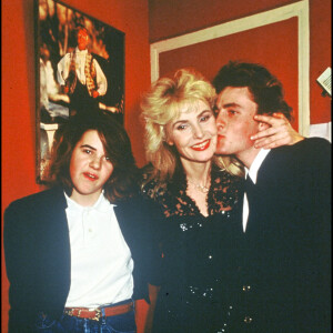 Michèle Torr dans sa loge à l'Olympia avec ses enfants Emilie et Romain Vidal, le 22 janvier 1987