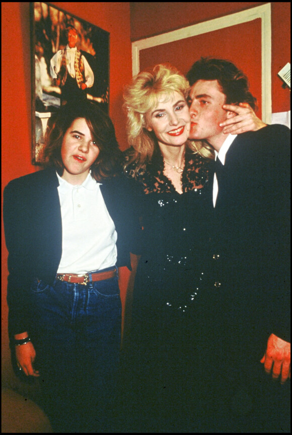 Michèle Torr dans sa loge à l'Olympia avec ses enfants Emilie et Romain Vidal, le 22 janvier 1987