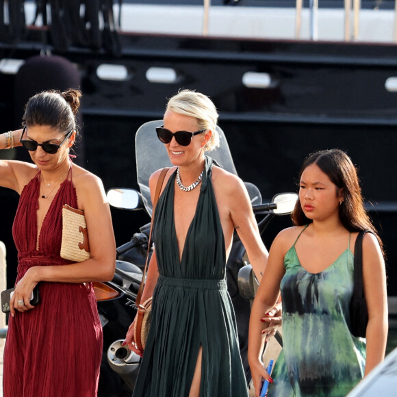 Laeticia Hallyday, son compagnon Jalil Lespert, sa fille Joy et leurs amis Fati Rosenberg et son mari Michel, Hoda Roche et son mari Luc Duchêne en week-end à Saint-Tropez le 17 juin 2022. Au programme : sortie en ville sur le port.