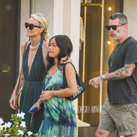 Laeticia Hallyday, son compagnon Jalil Lespert, sa fille Joy et leurs amis Fati Rosenberg et son mari Michel, Hoda Roche et son mari Luc Duchêne en week-end à Saint-Tropez le 17 juin 2022. Au programme : sortie en ville sur le port.