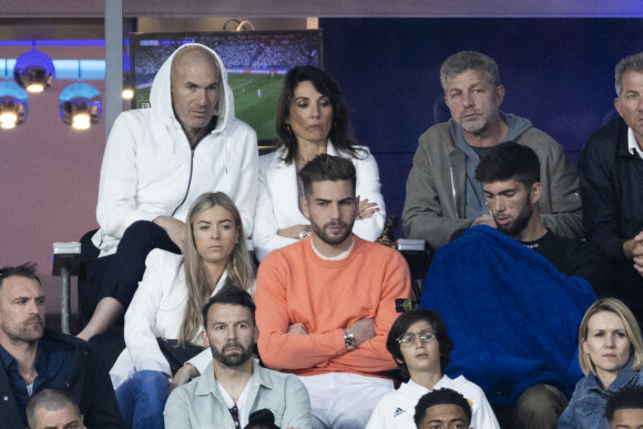 Zinedine Zidane et sa femme Véronique, Luca Zidane et sa compagne Marina, Théo Zidane - Les célébrités assistent à la victoire du Real Madrid face à Liverpool (1-0) en finale de la Ligue des Champions au stade de France, le 28 mai 2022. © Cyril Moreau / Bestimage