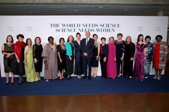 Exclusif - Audrey Azoulay et Jean-Paul Agon posent avec les Lauréates 2020, 2021 et 2022 - Prix "L'Oreal - UNESCO for Women in Science" à l'UNESCO à Paris, le 23 Juin 2022. @ Bertrand Rindoff/Bestimage