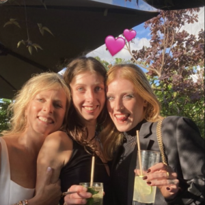 Karin Viard entourée de ses filles, Marguerite et Simone, le jour de son mariage. Le 25 juin 2022.