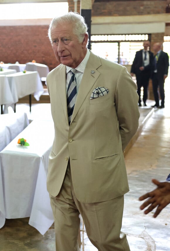 Le prince Charles, prince de Galles, visite l'église de Nyamata devenue un Mémorial du génocide au Rwanda dans le cadre de son voyage officiel avec la duchesse de Cornouailles.