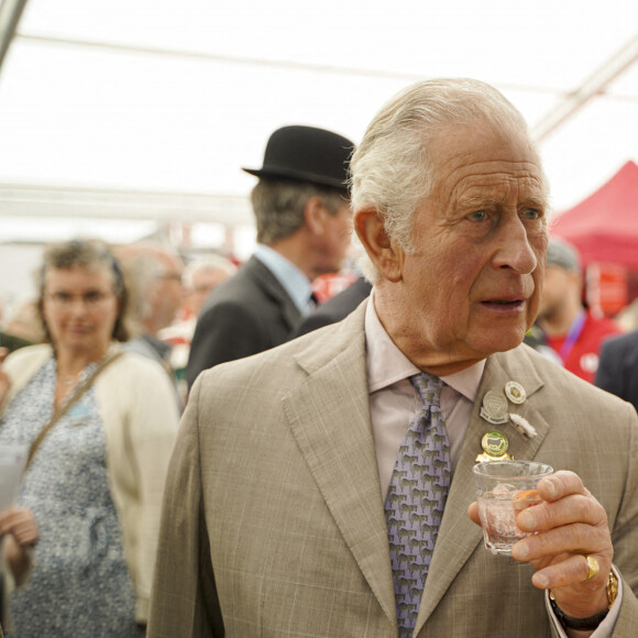 Le prince Charles, prince de Galles, et Camilla Parker Bowles, duchesse de Cornouailles, visitent le salon Royal Cornwall à Whitecross, Royaume Uni, le 10 juin 2022. Le couple princier est allé à la rencontre des exposants. 