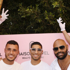 Exclusif - Les footballeurs Selim Amallah etLe footballeur Selim Amallah, Fouad Ben Kouider, Nabil Dirar - Inauguration de l'institut de beauté "Maison Nawel" à Marrakech au Maroc le 17 juin 2022. Sur 800 m2 d'espace intérieur et extérieur "Maison Nawel" est le plus grand salon de beauté au Maroc. Un institut dédié à la femme avec une expertise certaine sur l'ensemble des métiers de la beauté onglerie, coiffure, bar à sourcils, SPA et soins du corps et du visage. L'institut dispose également d'un salon privé VIP ainsi qu'un espace pour enfants afin d'occuper vos petits pendant que vous êtes chouchou par nos esthéticiennes beauté. Un concept store a également été pensé pour mettre en avant des pièces uniques de jeunes créateurs de tous bords, de différentes nationalités. © Rachid Bellak/Bestimage