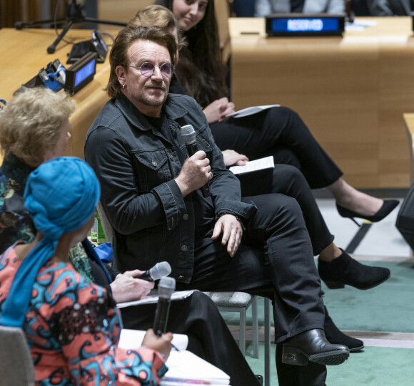 Bono - Bono se mobilise en faveur de l'éducation des adolescentes au siège de l'ONU à New York, le 11 février 2020. Le leader du groupe U2 a notamment alerté les nations sur le manque d'Education des adolescentes qui toucherait 130 millions d'enfants dans le monde, en décrivant ce fléau de "maladie mortelle". 