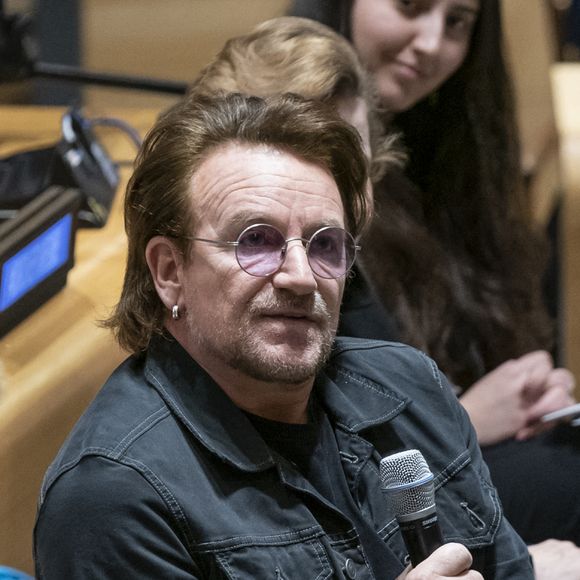 Bono - Bono se mobilise en faveur de l'éducation des adolescentes au siège de l'ONU à New York, le 11 février 2020. Le leader du groupe U2 a notamment alerté les nations sur le manque d'Education des adolescentes qui toucherait 130 millions d'enfants dans le monde, en décrivant ce fléau de "maladie mortelle". 