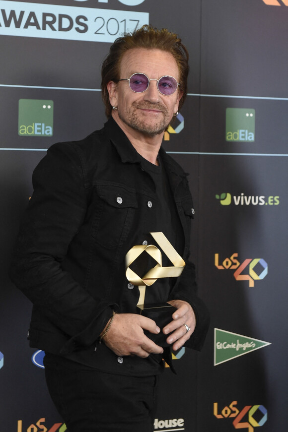 Bono - Les lauréats posent dans la salle de presse lors du "40 Principales Music Awards" à Madrid le 10 novembre 2017. 
