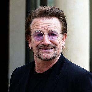 Le chanteur Bono, co-fondateur de l'organisation ONE parle aux journalistes après son entretien avec le président de la République au palais de l'Elysée à Paris, le 24 juillet 2017. © Stéphane Lemouton/Bestimage 