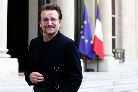 Le chanteur Bono, co-fondateur de l'organisation ONE parle aux journalistes après son entretien avec le président de la République au palais de l'Elysée à Paris, le 24 juillet 2017. © Stéphane Lemouton/Bestimage 
