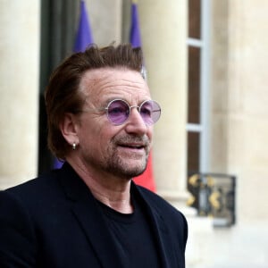 Le chanteur Bono, co-fondateur de l'organisation ONE parle aux journalistes après son entretien avec le président de la République au palais de l'Elysée à Paris, le 24 juillet 2017. © Stéphane Lemouton/Bestimage 