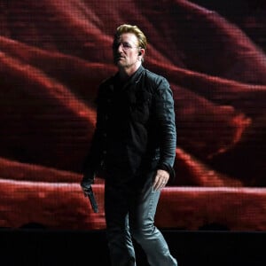 Bono du groupe U2 lors de la tournée anniversaire "The Joshua Tree Tour 2017" au stade Hard Rock à Miami, Floride, le 11 juin 2017. 