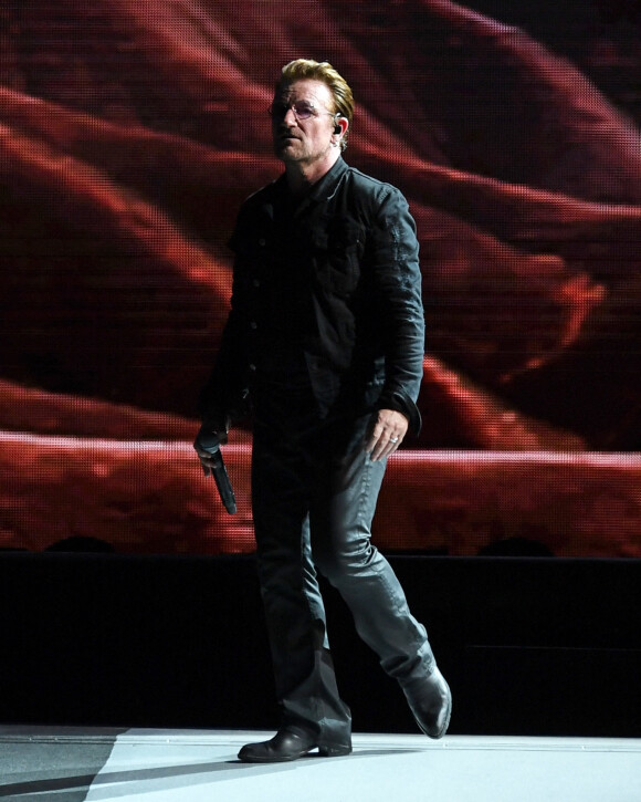 Bono du groupe U2 lors de la tournée anniversaire "The Joshua Tree Tour 2017" au stade Hard Rock à Miami, Floride, le 11 juin 2017. 