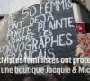Reportage du Parisien, février 2022 : Des féministes balancent godemichets et faux sang sur la boutique parisienne Jacquie & Michel