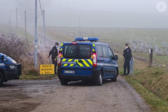Des gendarmes bloquant l'accès à une zone pour les recherches du corps de Delphine Jubillar dans le Tarn - 18 janvier 2022