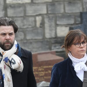 Cécile Magnan lors des obsèques de Véronique Colucci au cimetière communal de Montrouge, le 12 avril 2018.