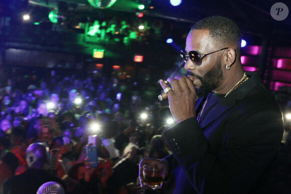 Le chanteur R.Kelly reconnu coupable de crimes sexuels - R. Kelly lors d'un petit concert improvisé à la "Highline Ballroom" à New York, le 28 janvier 2018. 
