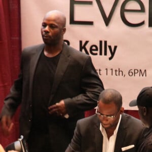 R.Kelly signe son livre "Soulacoaster" au Barnes & Noble in Union Station, Washington DC, 11 août 2012.