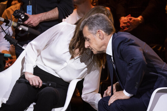 Exclusif - Carla Bruni Sarkozy et son mari Nicolas Sarkozy - Enregistrement de l'émission "Le Grand Echiquier", diffusée le 1er juillet sur France 2. Le 21 mars 2022 © Cyril Moreau / Bestimage Nous retrouvons C.Chazal pour ce grand Échiquier consacré à l'excellence culturelle française, à cette fameuse exception qui confère à notre pays une place particulière dans le monde, grâce à sa tradition culturelle forte, son histoire, son patrimoine et cette richesse artistique qui s'exporte depuis toujours dans le monde entier. Pour décliner le beau thème de la culture, nous débuterons la soirée avec la bande originale du film "Le grand blond avec une chaussure noire" d'Y.Robert, que l'on doit à l'immense compositeur, V.Cosma et que R.Capuçon interprétera avec l'orchestre du grand Échiquier dirigé par N.Giraud et la violoniste, A.Gravoin. Ils nous accompagneront tout au long de l'émission. Nous évoquerons la culture, cette richesse qui est la nôtre avec les plus grands artistes, les représentants des grandes institutions culturelles et l'ancien Président de la République, N.Sarkozy qui nous partagera ses coups de cœur, ses découvertes, ses admirations, notamment en matière d'arts plastiques, de peinture et de littérature. Il les a rassemblé dans un ouvrage intitulé "Promenades". Toute la soirée, il sera accompagné d'artistes qui sont le meilleur reflet de notre grande diversité culturelle. Invitée exceptionnelle, C.Bruni sera aussi présente pour partager cette soirée de musique et de chansons. Carla, qui vient de fêter les 20 ans de son premier album, incarnation de l'élégance française, interprètera "Dolce Francia" en italien, preuve qu'elle est pétrie de deux cultures, une chanson tirée bien sûr du célèbre titre de C.Trenet. Le temps d’une soirée, Le grand échiquier devient la plus grande salle de spectacles de France.  Exclusive - No Web No Blog pour Belgique et Suisse 