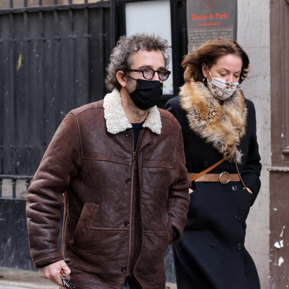 Exclusif - Cendrine Dominguez et Cyrille Eldin - Sorties des obsèques de Hubert Auriol au Temple de l'Oratoire du Louvre à Paris. Le 18 janvier 2021.