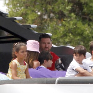 Lionel Messi, sa femme Antonela et leurs enfants se détendent sur un yacht avec Cesc Fabregas, sa femme Daniella et leurs enfants à Ibiza le 20 juin 2022.