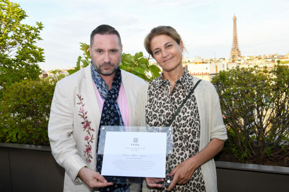 Exclusif - Emmanuel Sauvage (Co-fondateur et directeur général EVOK HOTELS) et Nathalie Azoulai (prix Evok 2022 pour "La fille parfaite") - Remise du prix littéraire Evok 2022 à l'hôtel Brach à Paris le 20 juin 2022