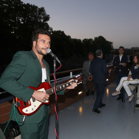 Exclusif - Amir Haddad donne un petit concert pour Thierry Chassagne - Thierry Chassagne reçoit les insignes de Chevalier dans l'Ordre de la Légion d'Honneur des mains de Lévon Sayan sur le bateau "Le Paris" au port Debilly dans le quartier de Chaillot du 16ème arrondissement de Paris, France, le 13 juin 2022. © Bertrand Rindoff/Bestimage
