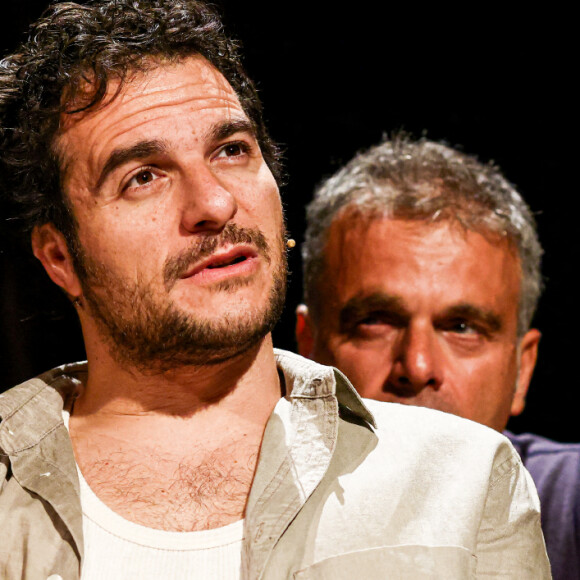 Exclusif - Amir Haddad, Steve Suissa - Générale du chanteur Amir Haddad, seul-en-scène dans la pièce "Sélectionné" mise en scène par S. Suissa au théâtre Edouard VII à Paris le 28 mars 2022. © Rubens Hazon/Bestimage Sélectionné, texte de M. Elya, raconte l'incroyable histoire du nageur Alfred Nakache, dont une piscine parisienne porte le nom dans le XXème arrondissement. Cet athlète a été plusieurs fois champion de France avant et après sa déportation à Auschwitz car de confession juive. © Rubens Hazon/Bestimage