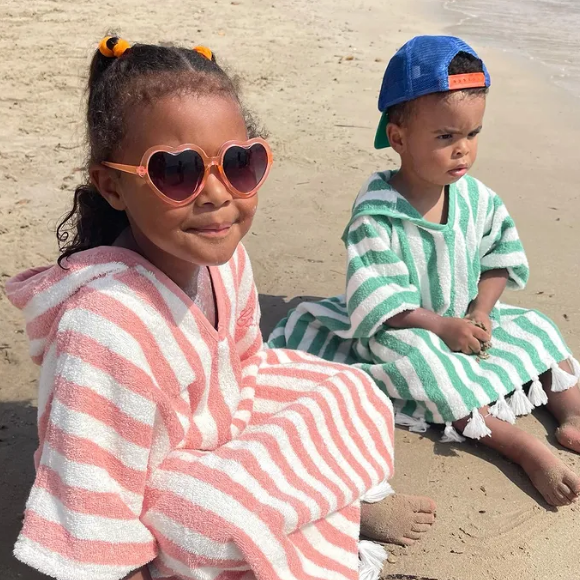 Emilie Fiorelli et son ex M'Baye Niang passent leurs vacances ensemble à Porto-Vecchio, en Cors, avec leurs deux enfants Louna (4 ans) et Farrell (2 ans) - Instagram