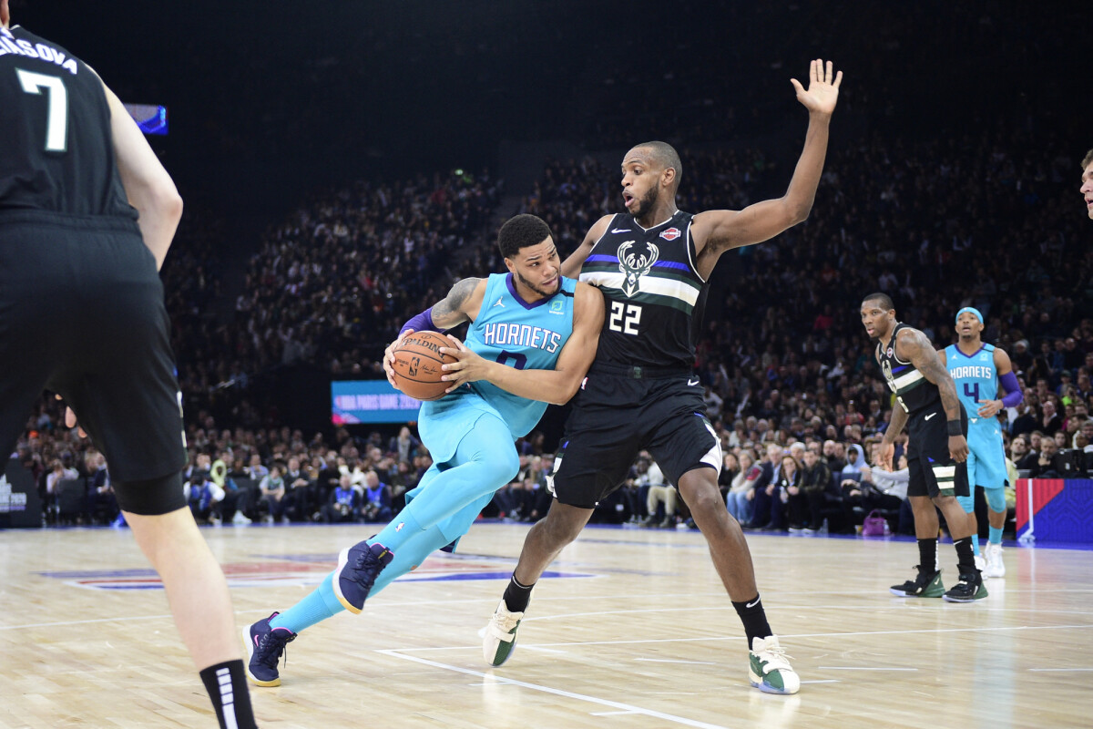 Photo : Miles Bridges (Charlotte Hornets) vs Krhis Middelton (Milwaukee ...