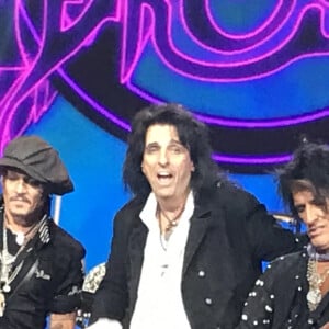 Johnny Depp, Alice Cooper et Steven Tyler - Johnny Depp et Alice Cooper chantent à la soirée MusiCares en l'honneur au groupe Aerosmith au Convention Center à Los Angeles, le 24 janvier 2020 